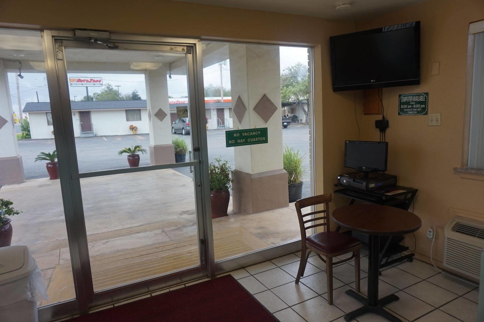 Executive Inn Pearsall Ngoại thất bức ảnh